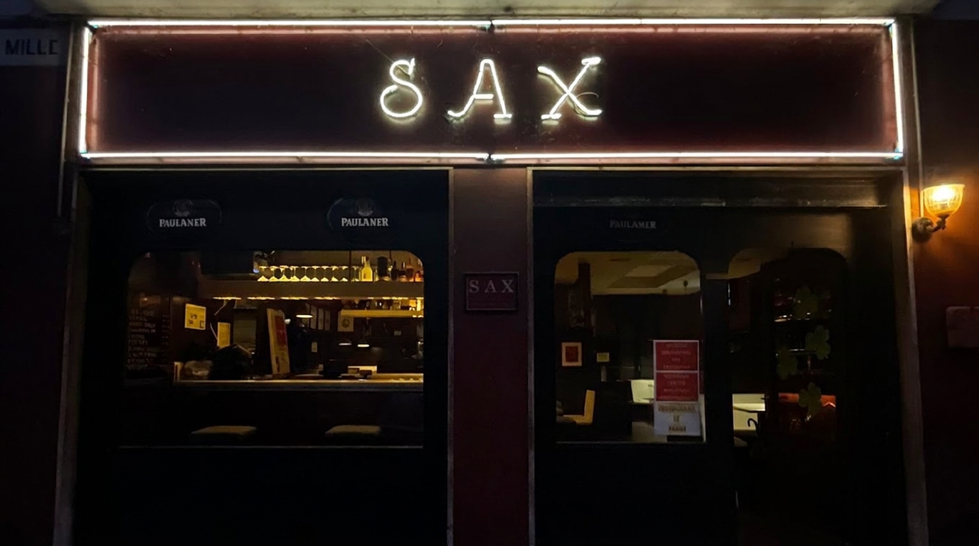 La facciata del SAX illuminata di sera